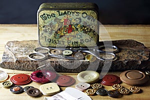 VINTAGE METAL PIN BOX WITH BUTTONS AND SEWING AIDS