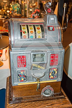 Vintage Nickel Slot Machine in excellent condition