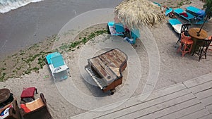 Uralt Klavier auf der Küste Strand 