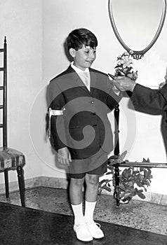 Antiguo una foto de chico en ropa sobre el después recepción su el primero santo comunidad 