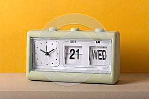 Vintage plastic tabletop clock with date and time