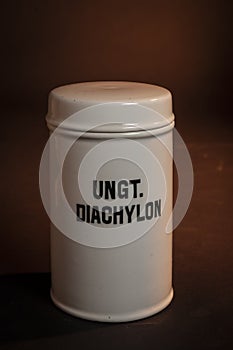 Vintage porcelain jar for Diachylon salve 2