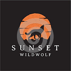 Vintage rustic hipster Howling Wolf Silhouette sunset / sunrise logo design