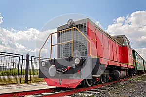 Antico vapore il treno correre sul velocità lungo rotaie veicolo vapore motore 