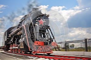 Antico vapore il treno correre sul velocità lungo rotaie veicolo 
