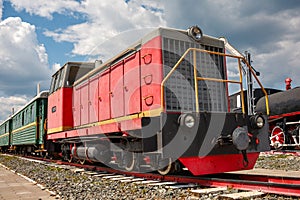 Antico vapore il treno correre sul velocità lungo rotaie veicolo vapore 