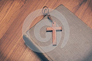 Starodávny tón z drevený kresťan kríž náhrdelník na svätá biblia 