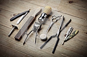 Antiguo herramientas de Barbero la tienda sobre el madera escritorio 
