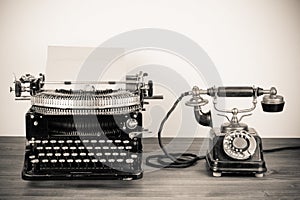 Starodávny písací stroj a telefón 