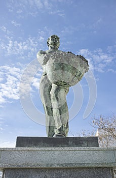 Vintager memorial statue. Sculpted by Diego Garrido in 1977