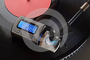 Vinyl player tonearm with digital scale for tracking force adjustment