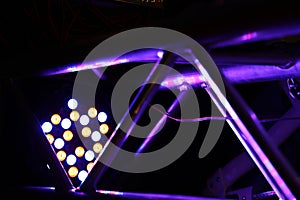 Púrpura manchas la luz reflexión sobre el metálico estructura 