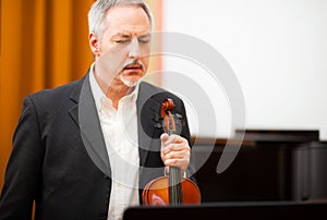 Violinist reading the score