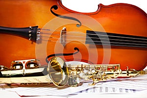Violoncello and alto saxophone on musical notes