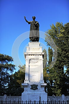 Virgilio statue photo
