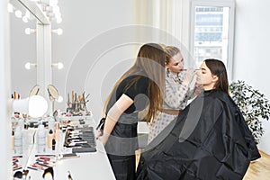 Visagiste applying makeup