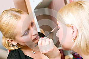 Visagiste.putting on models eye make up