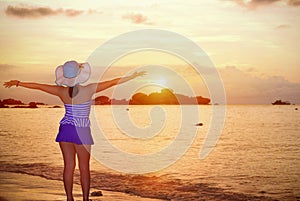 Visitors woman looking the sunrise over the sea