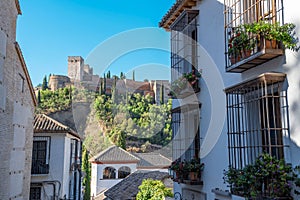 Vista alejada de la Alhambra desde una calle de tradicionales ca photo