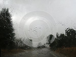 Vista de la carretera con lluvia y viento, desde el automÃ³vil