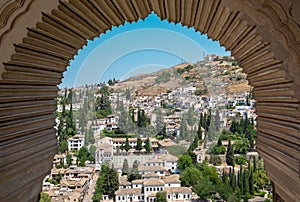 Vista de la ciudad de Granada atravÃÆÃÂ©s del arco de una ventana e photo