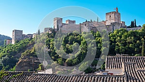 Vista de la majestuosa Alhambra sobre los tejados de las casas d photo