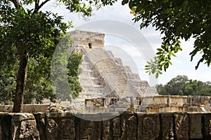 Vista de piramide entre arboles y piedras en ChichÃÂ©n Itza Maravilla del Mundo MÃÂ©xico photo