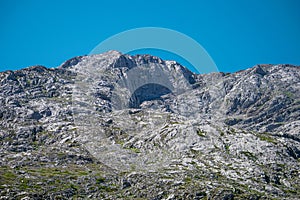 Vista de una formaciÃÆÃÂ³n rocosa sin apenas vegetaciÃÆÃÂ³n en el parq photo