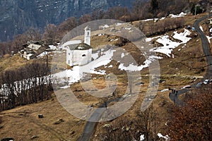 Vista della chiesa di rivotti durante un escursione con le ciaspole photo