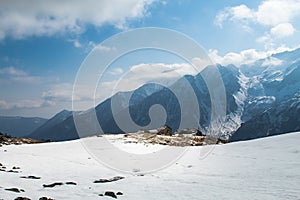 Vista delle montagne durante una camminata con le ciaspole photo