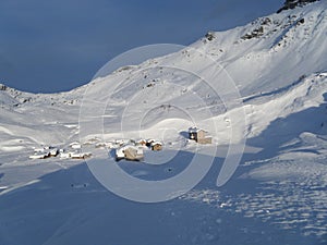 vista di neve Immacolata in alta montagna photo