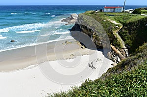 Playa blanco arena acantilado a azul el mar ondas. cielo azul, 