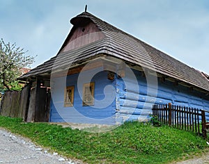 Vlkolínec, Slovensko. Farebné staré drevenice vo Vlkolínci. Dedičstvo UNESCO. Horská obec s ľudovou architektúrou.