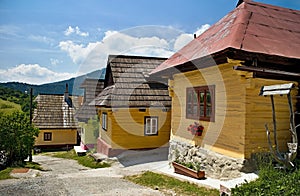 Vlkolínec, Slovensko - 28. jún 2017: Horská obec s ľudovou architektúrou typickou stredoeurópskeho typu.