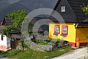 Vlkolínec, Slovensko: typické barevné chalupy v obdivované osadě zachované v původním stavu.