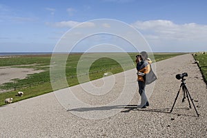 Vogelaar met verrekijker, Birder with binoculars