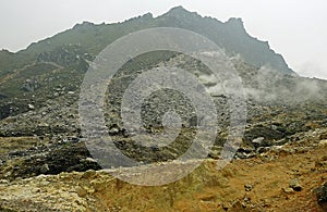 Volc n Sibayak cerca de Berastagi en la isla de Sumatra, Indonesia photo