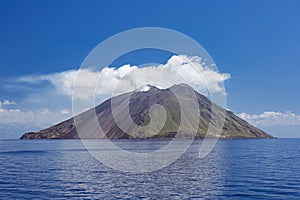 Pennacchio vulcanico e le nuvole sopra sull'Isola di Stromboli.
