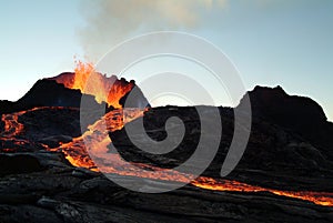 Eruzione di un vulcano nell'isola di Reunion.
