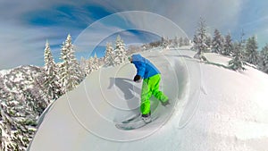 VR 360 SELFIE: Man on active vacation shredding the untouched mountain terrain.