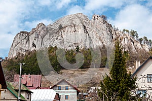 Vršatské Podhradie na jarnej prírode v skalnom lese Slovenska