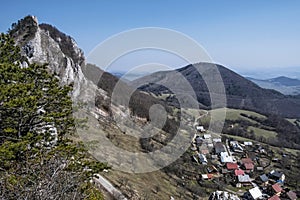 Vršatské skaly a Vršatské Podhradie na Slovensku