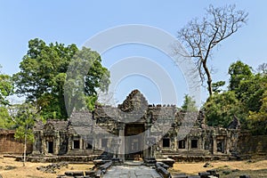 Vue large sur la porte d`entrÃÂ©e nord et des arbres du temple Preah Khan dans le domaine des temples de Angkor, au Cambodge photo