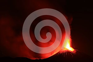Vulcano Etna durante un eruzione con esplosione di lava dal cratere photo