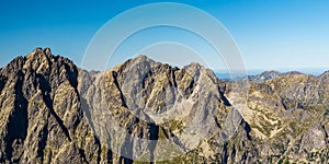 Vysoká, Rysy a niekoľko ďalších vrcholov z Východnej Vrchol vysokej hory vo Vysokých Tatrách na Slovensku