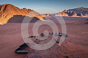 Cámping a amanecer seguimiento en cauce desierto Jordán 