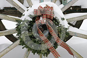 Wagaonwheel wreath with Snow