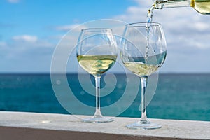 Cameriere fusione tazza vino bianco sul esterno terrazza il mare 
