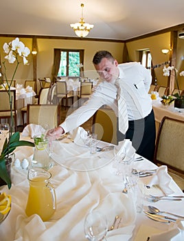 Cameriere collocamento tavolo 