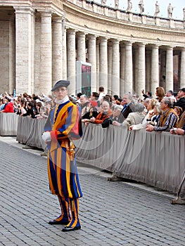 Waiting for the Pope, Swiss guard